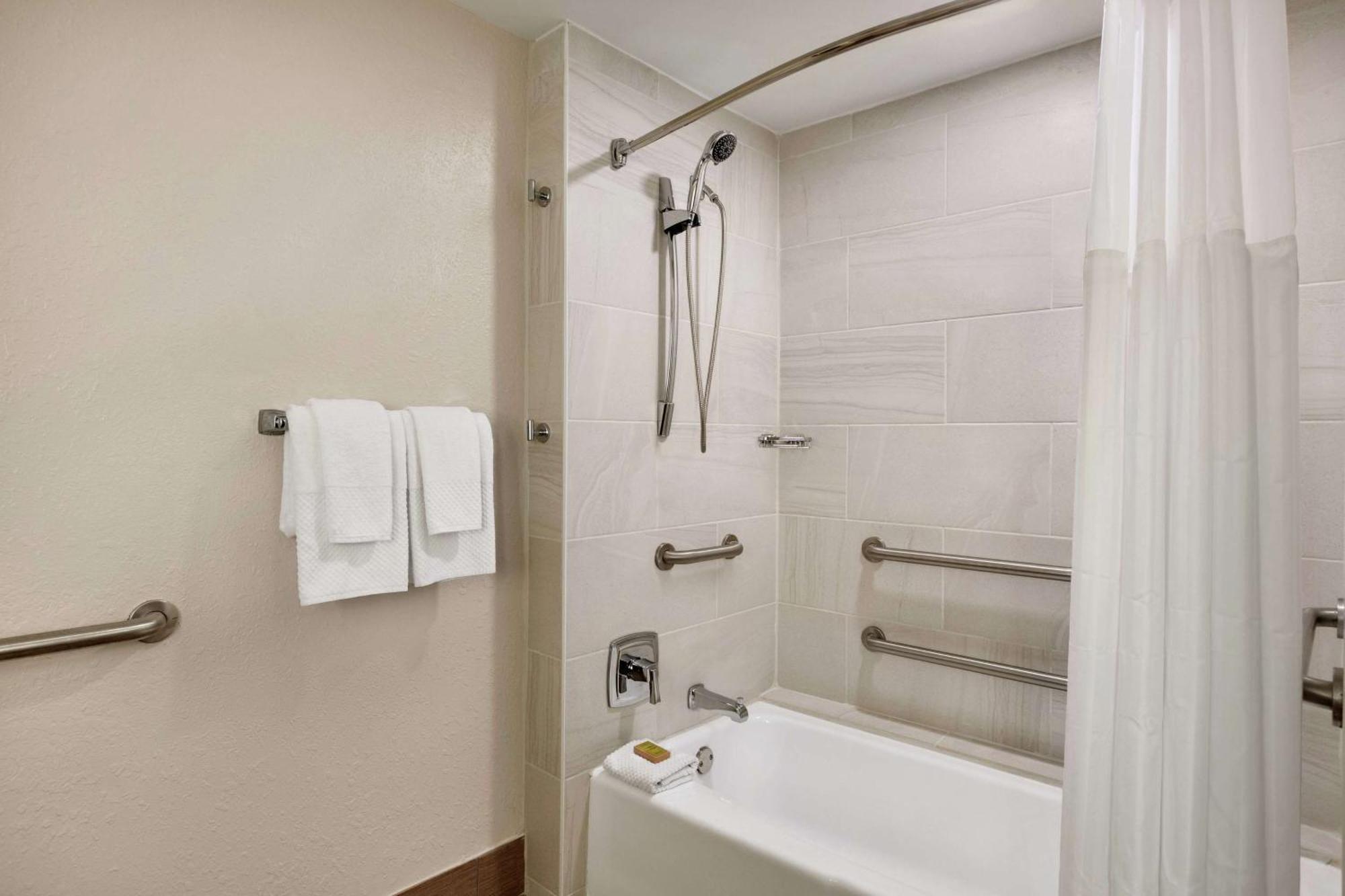 Quarto King com Banheira - Acesso para Hóspedes com Mobilidade Reduzida